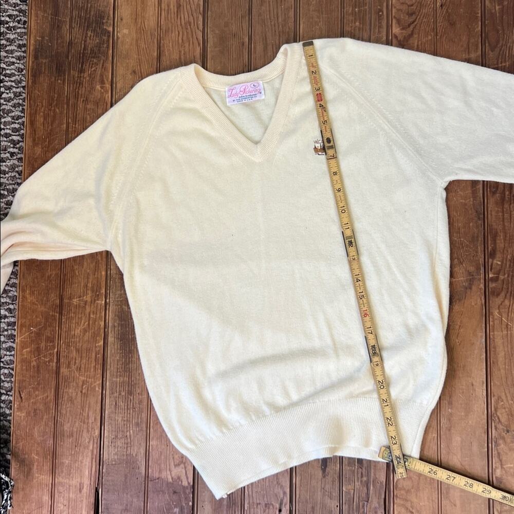 Vintage 1980s Women's preppie sweater yellow W country club V -Neck - Picture 5 of 5